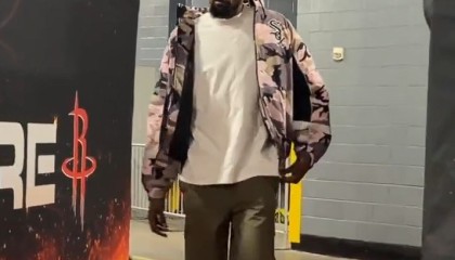 yl7703永利-此前三连败！杜兰特潇洒入场 头戴時髦毛帽&amp;身穿撞色拉链夹克敞怀